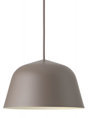 Nahaufnahme der grauen Ambit Pendelleuchte von Muuto, moderne Hängelampe für Wohnraum und Büro.